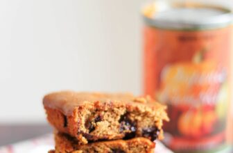 Flourless pumpkin chocolate chip bars! a holiday treat that